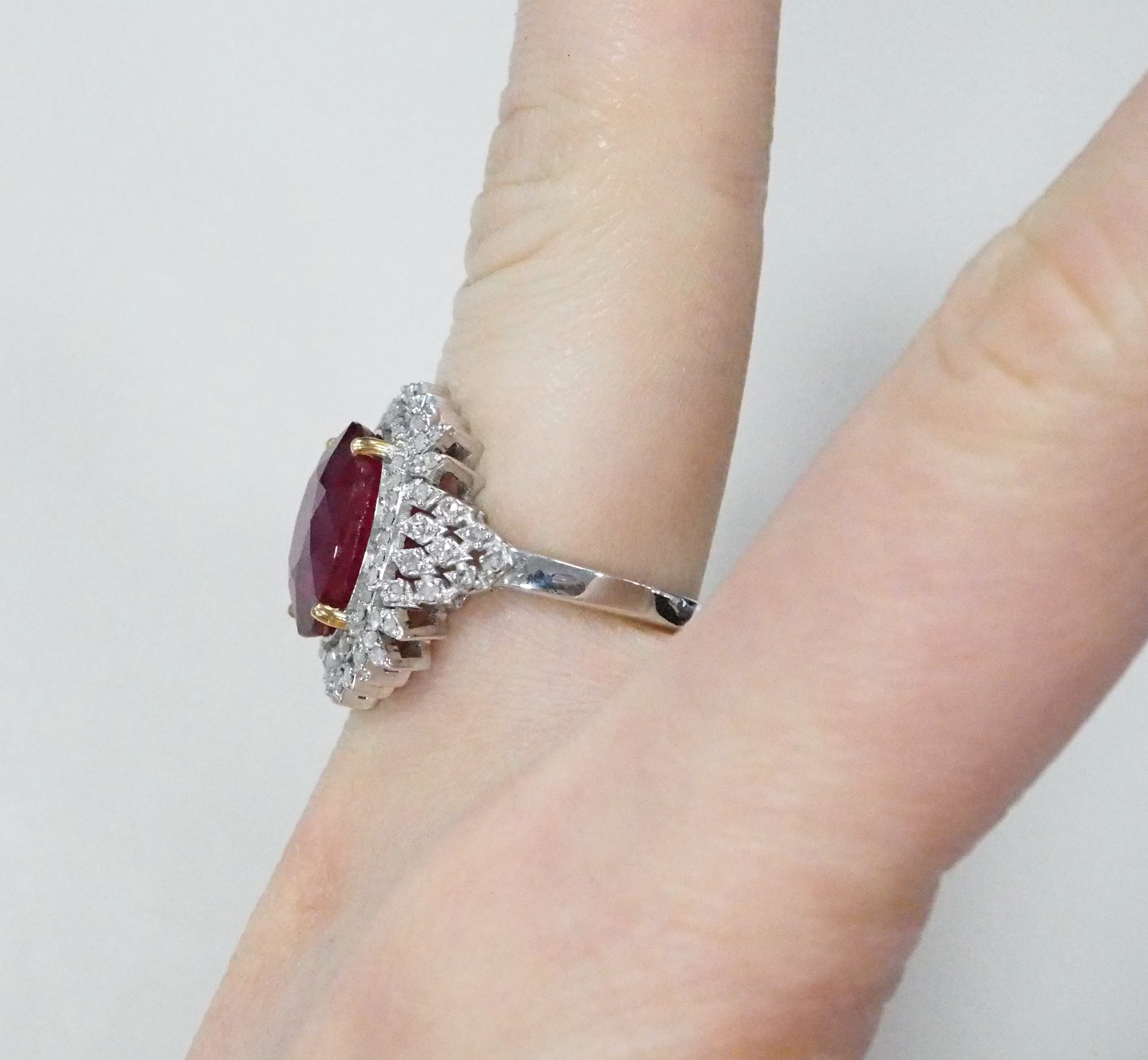 Серебряное кольцо 925 пробы; вставки 1 Рубин 7,73ct F/2;80 Бр.НВО-Роза 0,35ct 3/8;